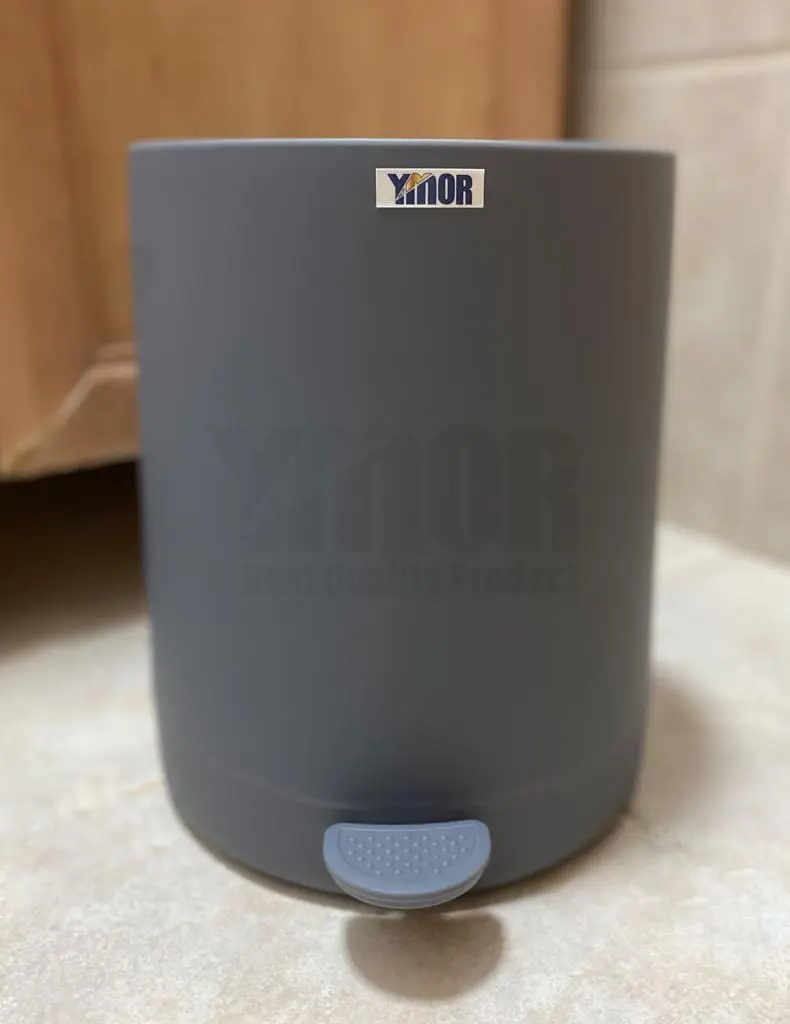 פח אשפה לשירותים מדגם רומא מכיל 6 ליטר טריקה שקטה ופח פנימי אפור כהה