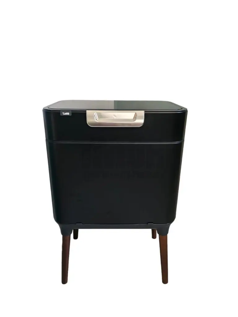 פח אשפה 20 ליטר על רגליים מנירוסטה דגם CATANIA בגימור שחור